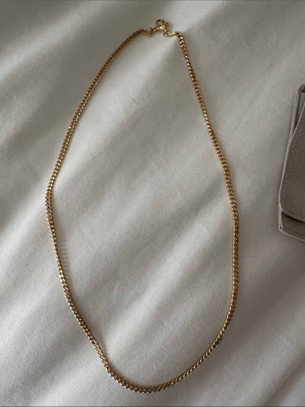 Like New- Thatch 18 inch gold chain
